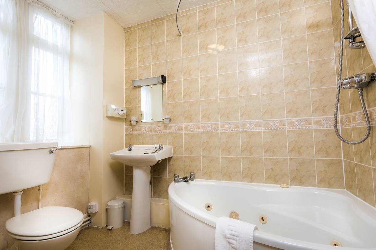 executive room, 1 king bed, non smoking (four poster bed) | bathroom | free toiletries, hair dryer, towels