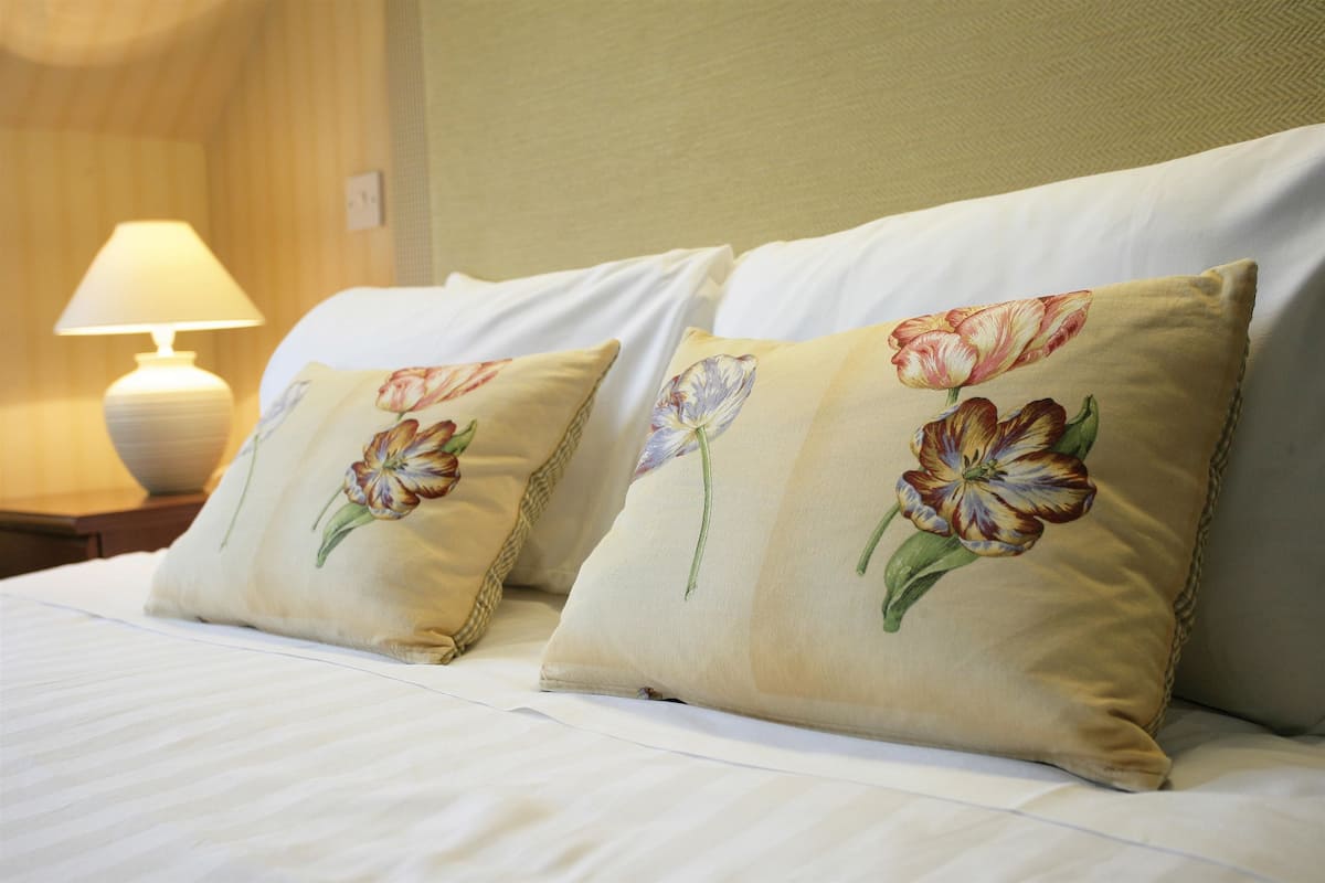 Tabla de planchar con plancha, wifi gratis, ropa de cama y despertador
