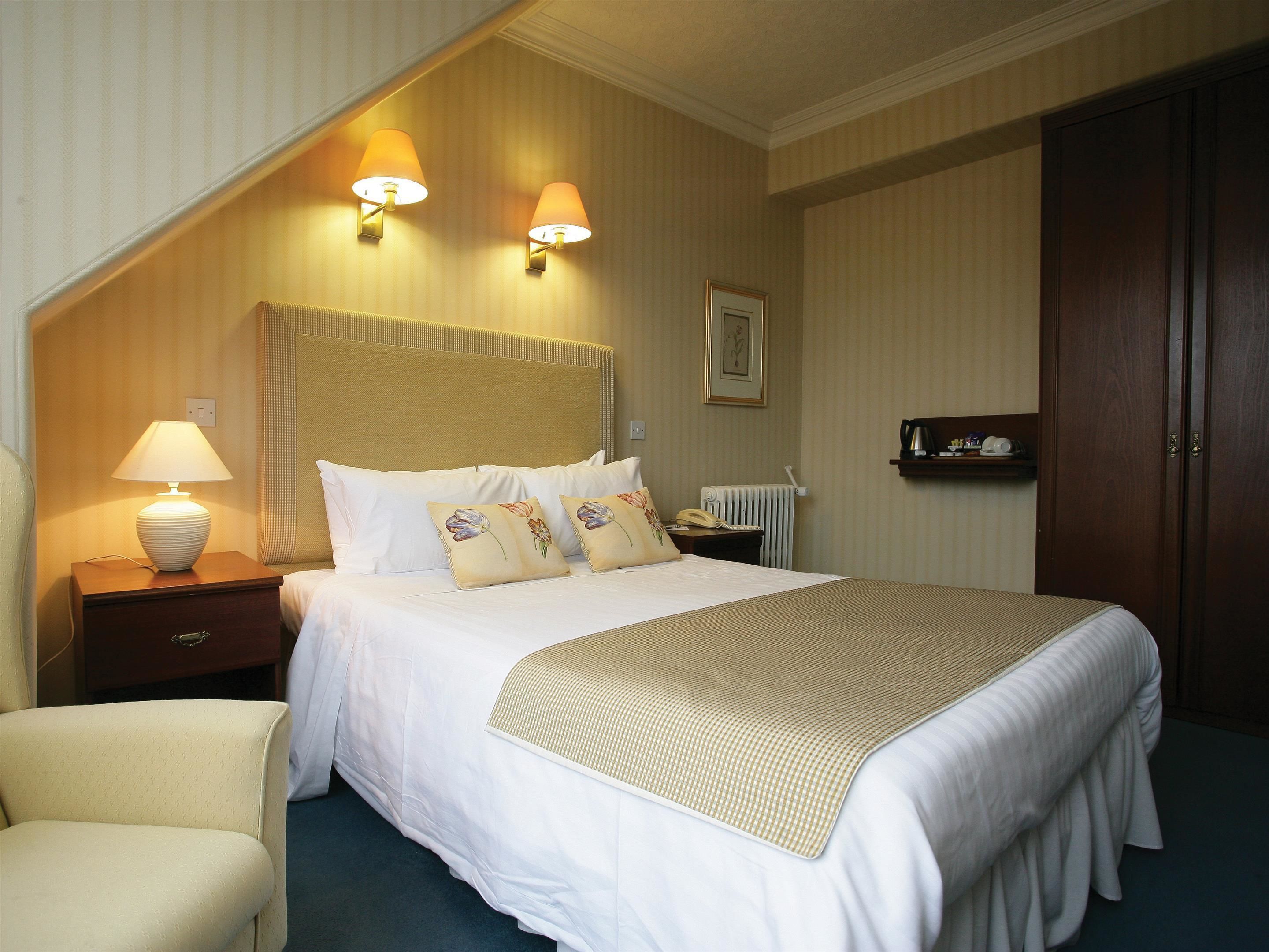 comfort room, 1 king bed, non smoking | iron/ironing board, free wifi, bed sheets, alarm clocks