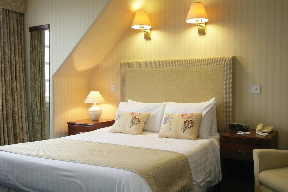 iron/ironing board, free wifi, bed sheets, alarm clocks