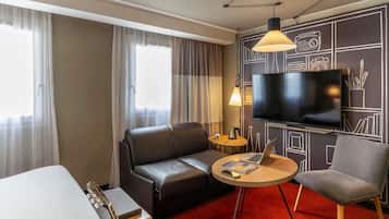Premium-Zimmer, 1 Doppelbett und Schlafsofa | Schreibtisch, schallisolierte Zimmer, kostenloses WLAN, Bettwäsche