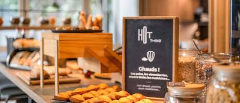 Petit déjeuner buffet (13.50 EUR par personne)