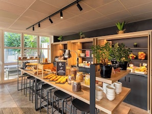 Desayuno buffet (EUR 12 por persona)
