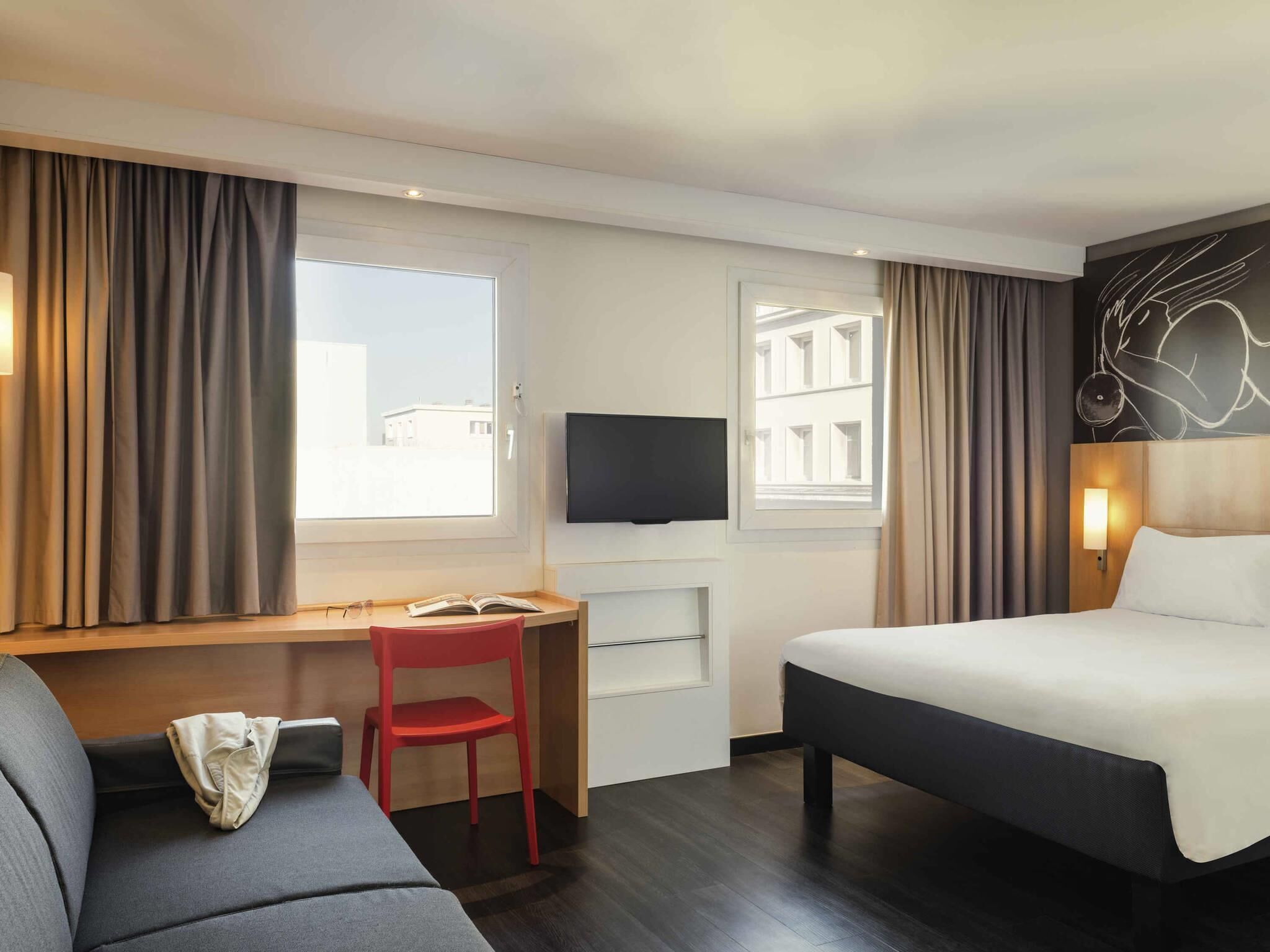 Escritorio, sistema de insonorización, wifi gratis y ropa de cama 