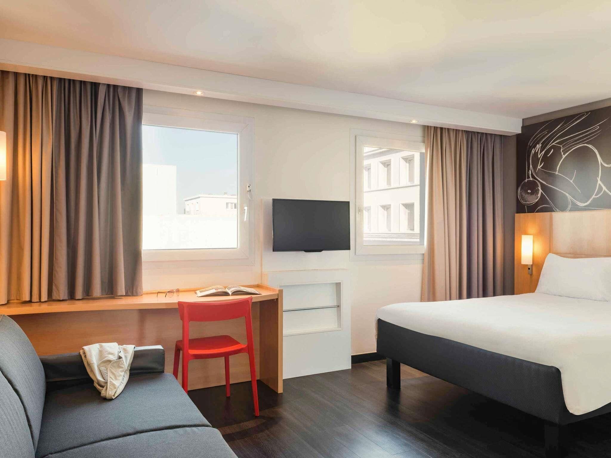 Escritorio, sistema de insonorización, wifi gratis y ropa de cama 
