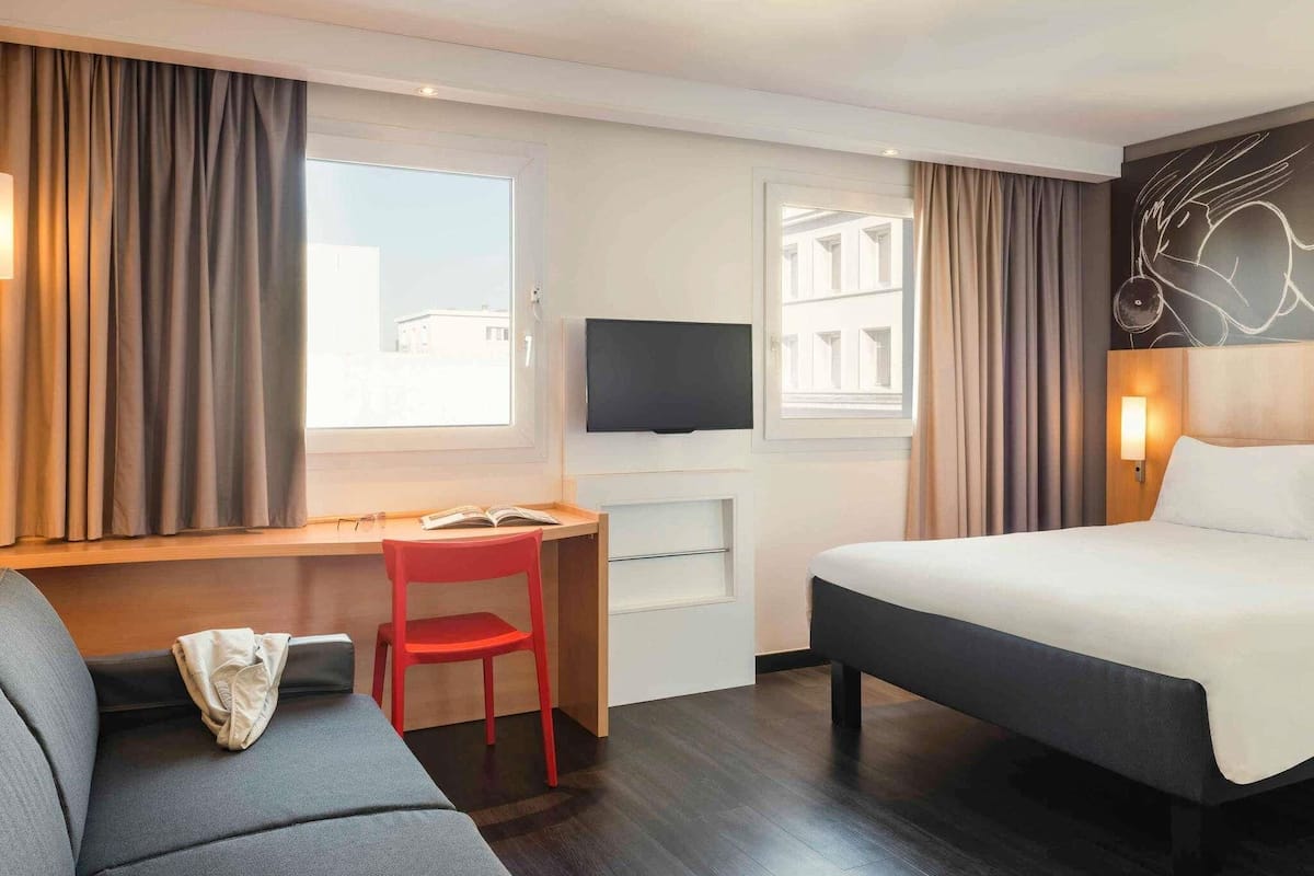 Habitación superior, 1 cama matrimonial y sofá cama | Escritorio, insonorización, wifi gratis y ropa de cama