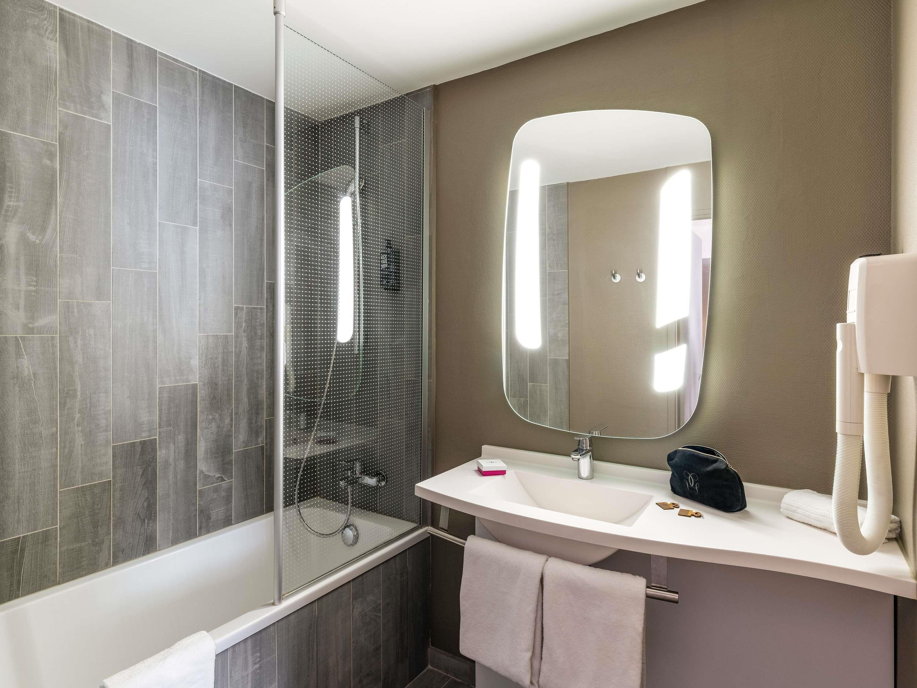 desk, soundproofing, free wifi, bed sheets