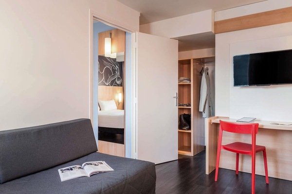 Desk, soundproofing, free WiFi, bed sheets