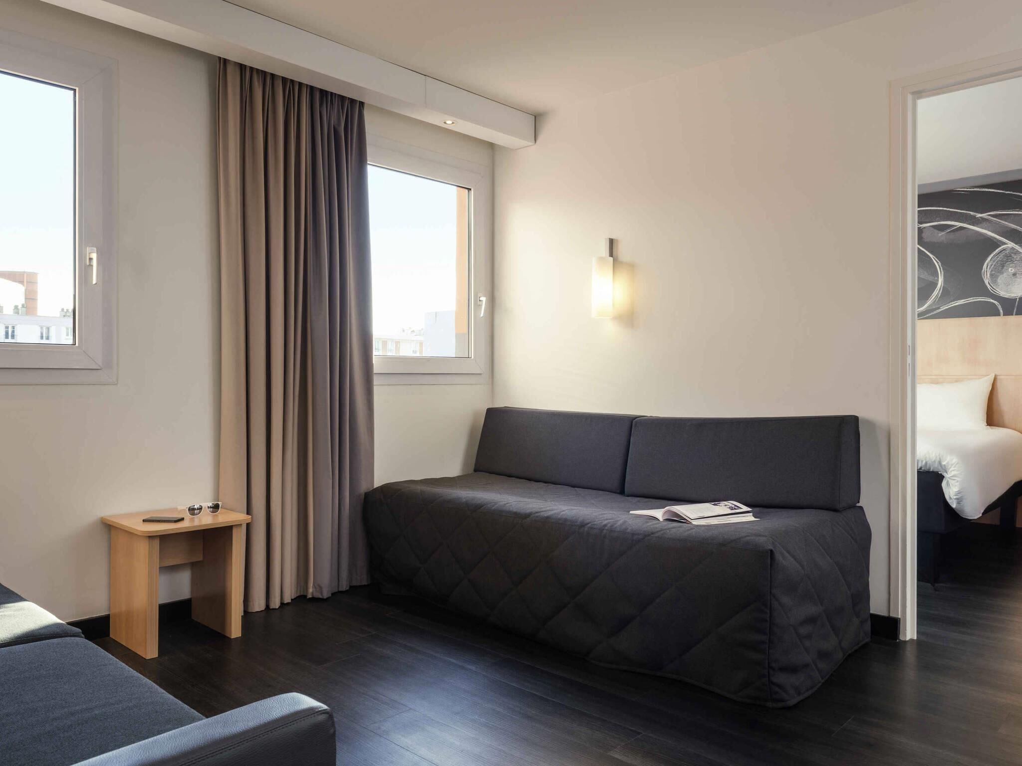 Escritorio, sistema de insonorización, wifi gratis y ropa de cama 