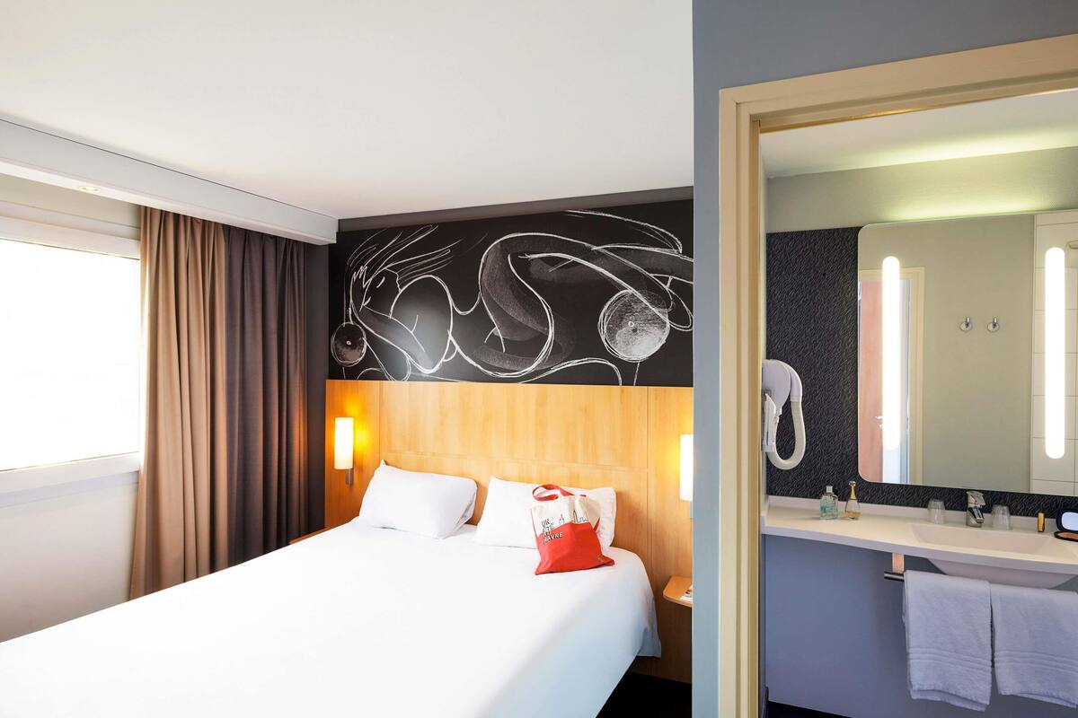 desk, soundproofing, free wifi, bed sheets