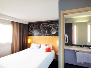 Desk, soundproofing, free WiFi, bed sheets
