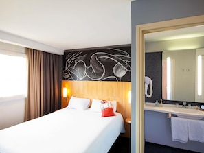 Desk, soundproofing, free WiFi, bed sheets