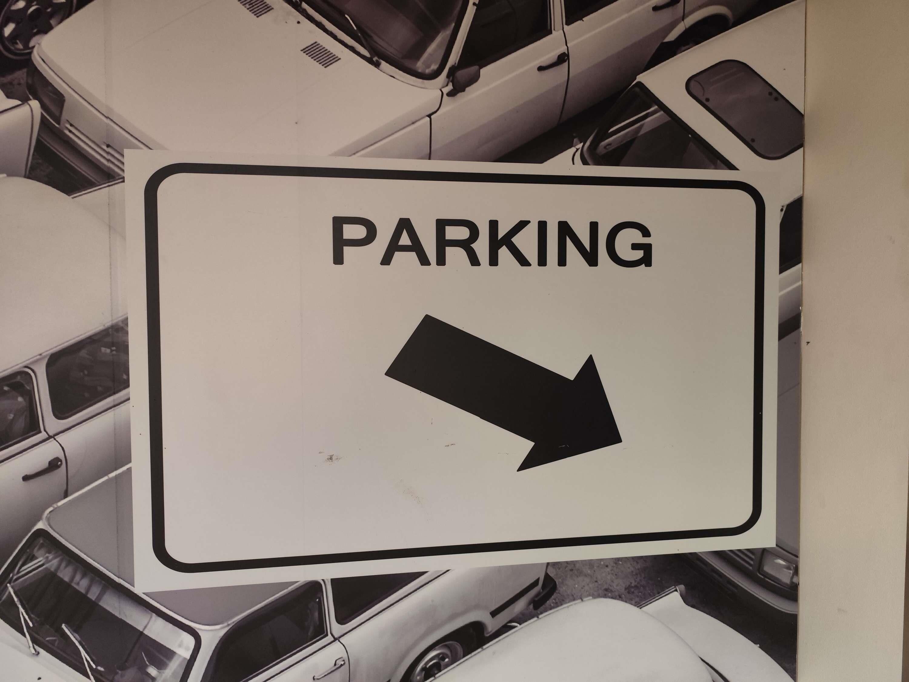 Ein Parkschild mit einem Pfeil, der nach rechts zeigt.
