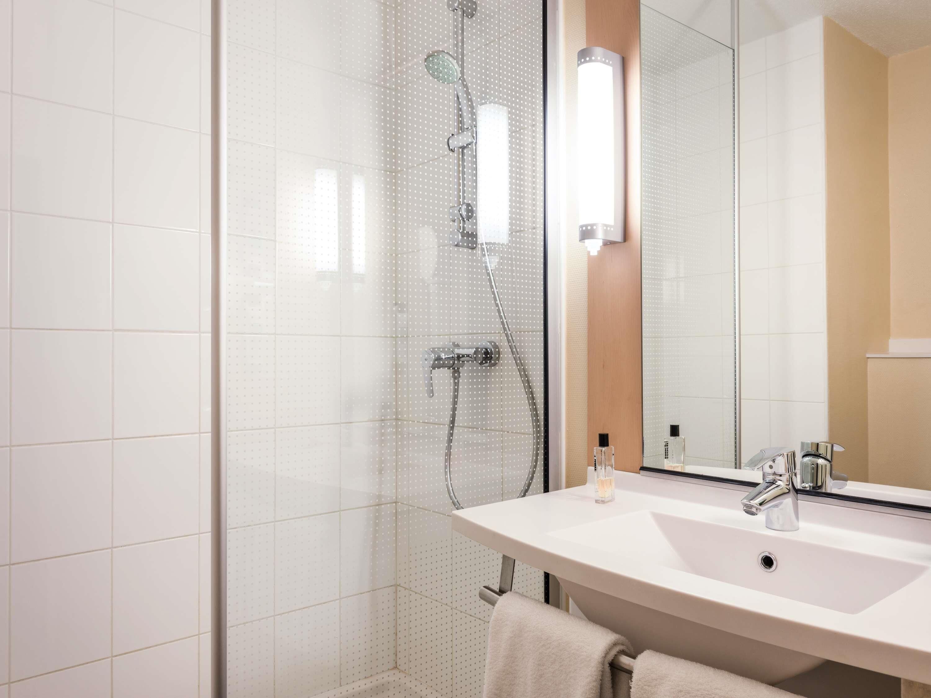 desk, soundproofing, free wifi, bed sheets