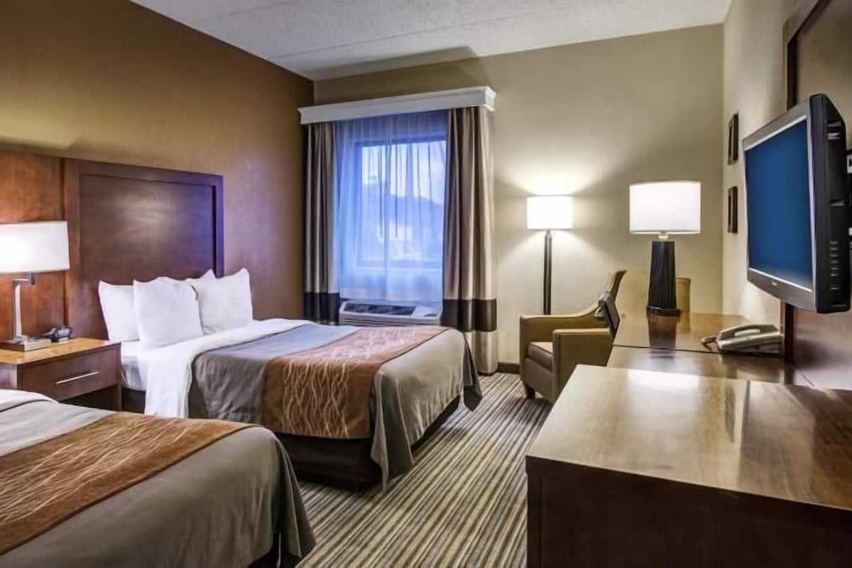 Pillowtop beds, desk, iron/ironing board, free WiFi