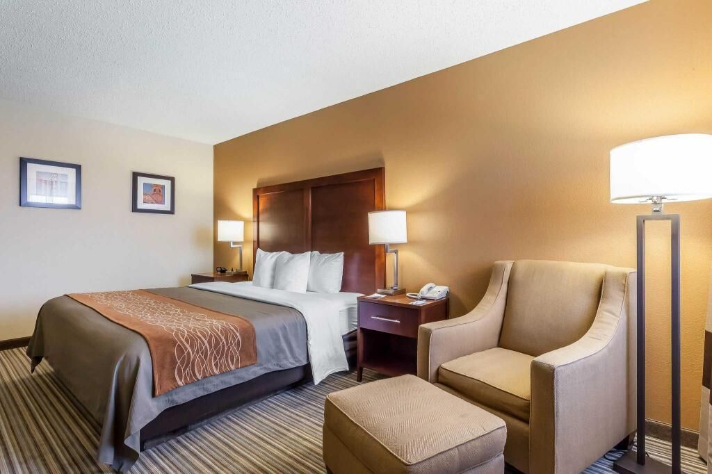 Pillowtop beds, desk, iron/ironing board, free WiFi