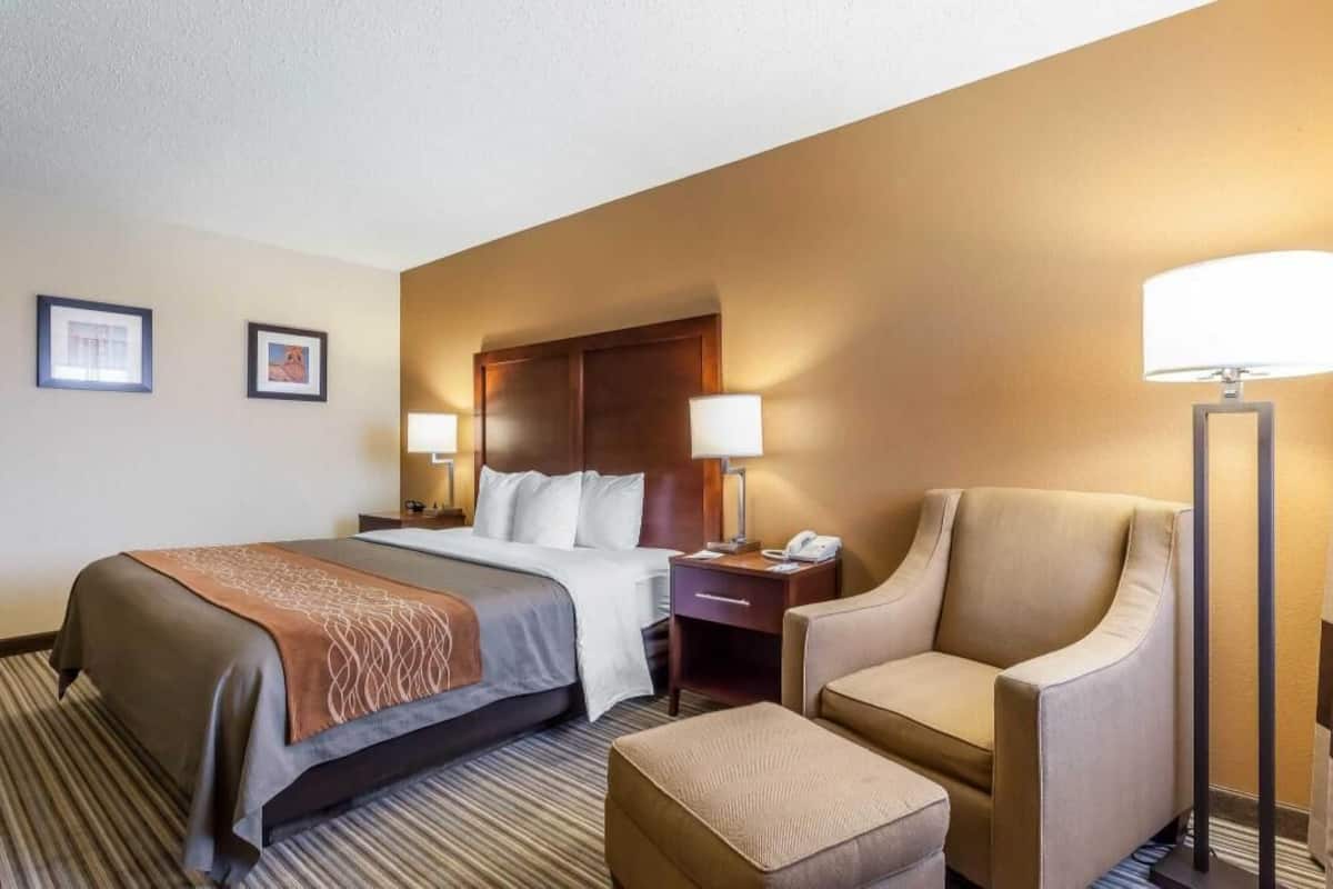 Pillowtop beds, desk, iron/ironing board, free WiFi