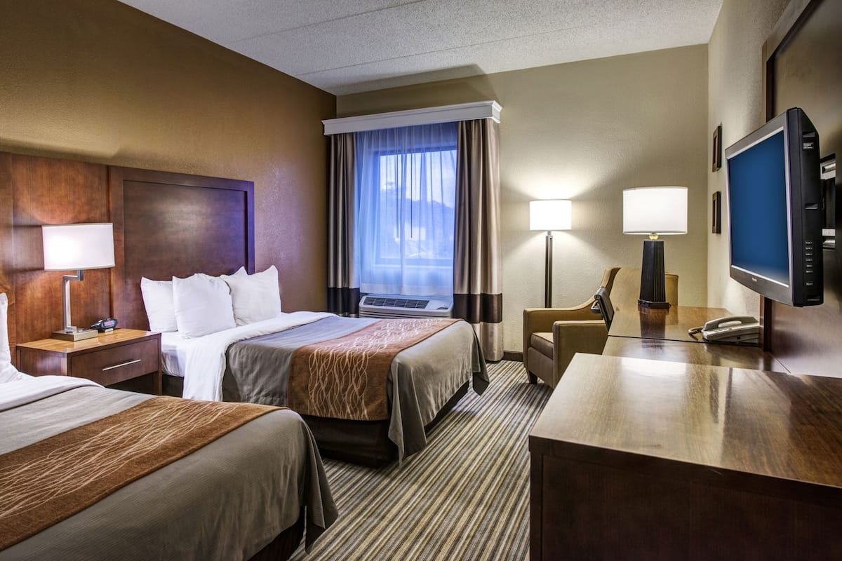 Pillowtop beds, desk, iron/ironing board, free WiFi