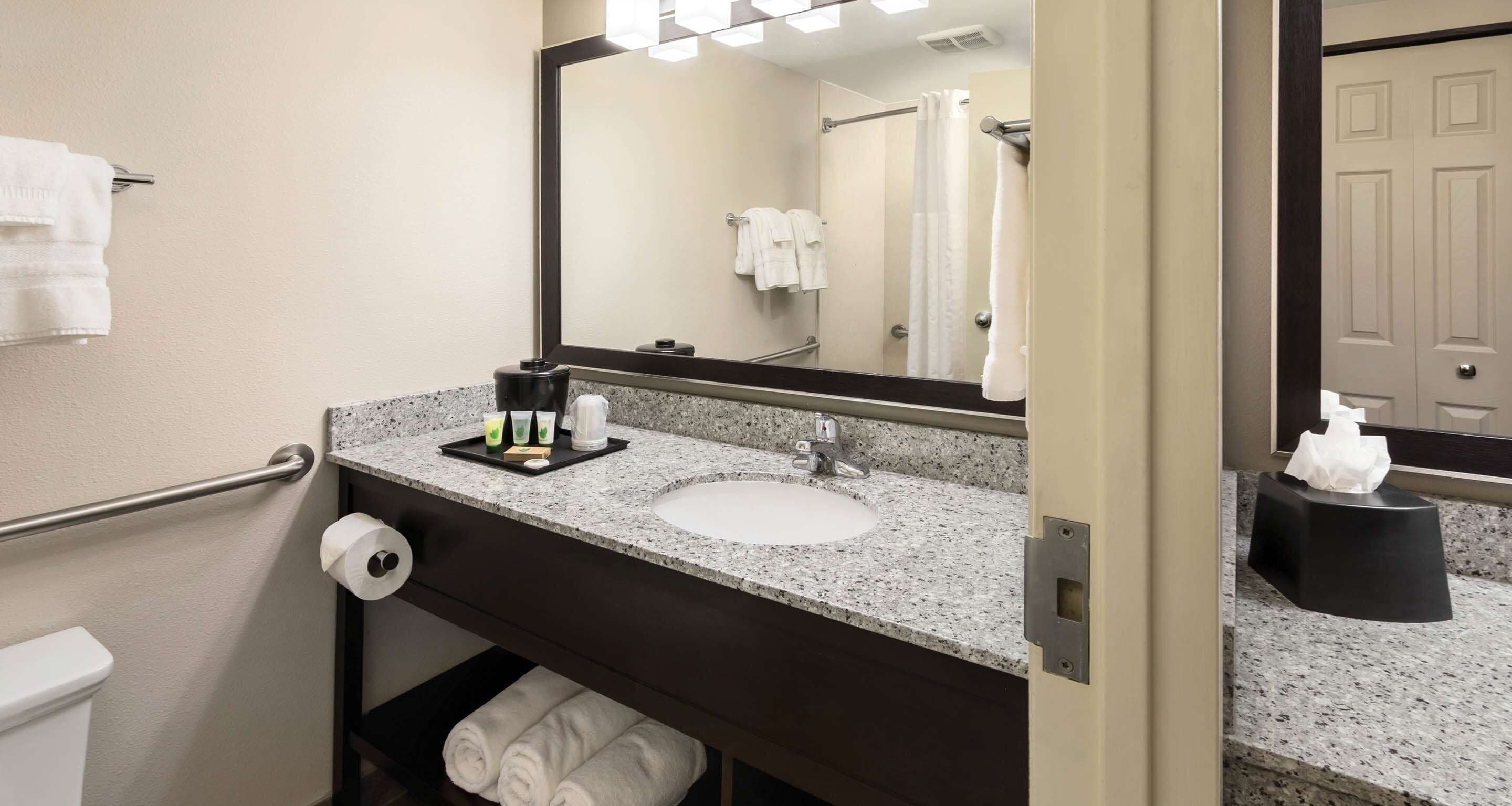 Combined shower/bathtub, deep-soaking bathtub, free toiletries
