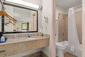 Pyyhkeet, saippua, vessapaperi