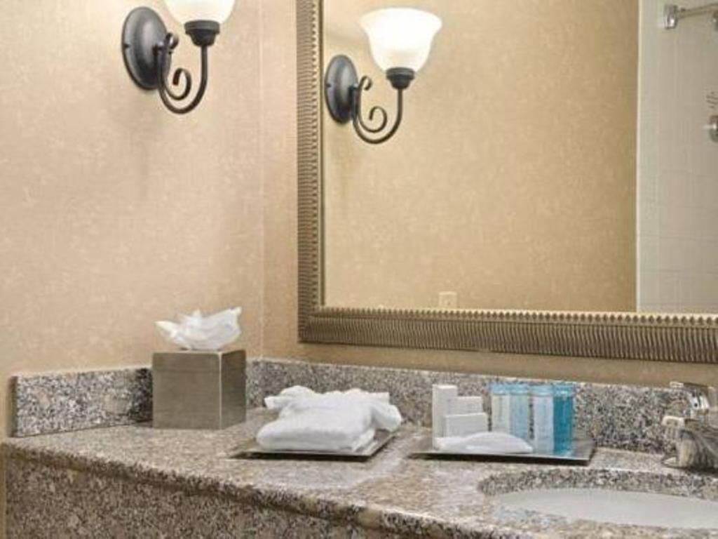 Bathroom | Free toiletries, hair dryer, bathrobes, towels