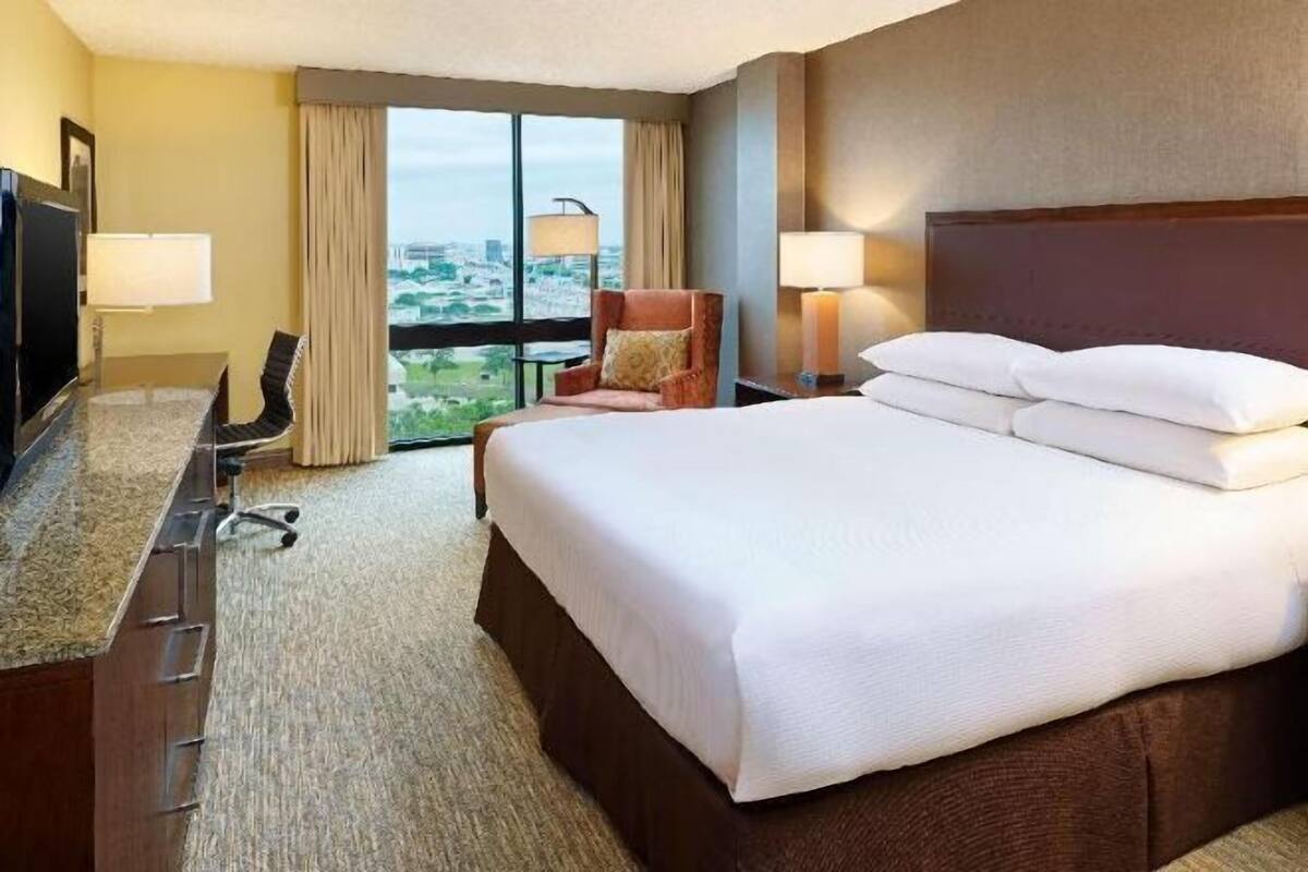 Colchones con pillow-top y caja de seguridad en la habitación