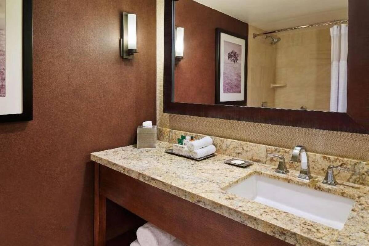 Artículos de tocador gratuitos, secador de pelo, batas, toallas