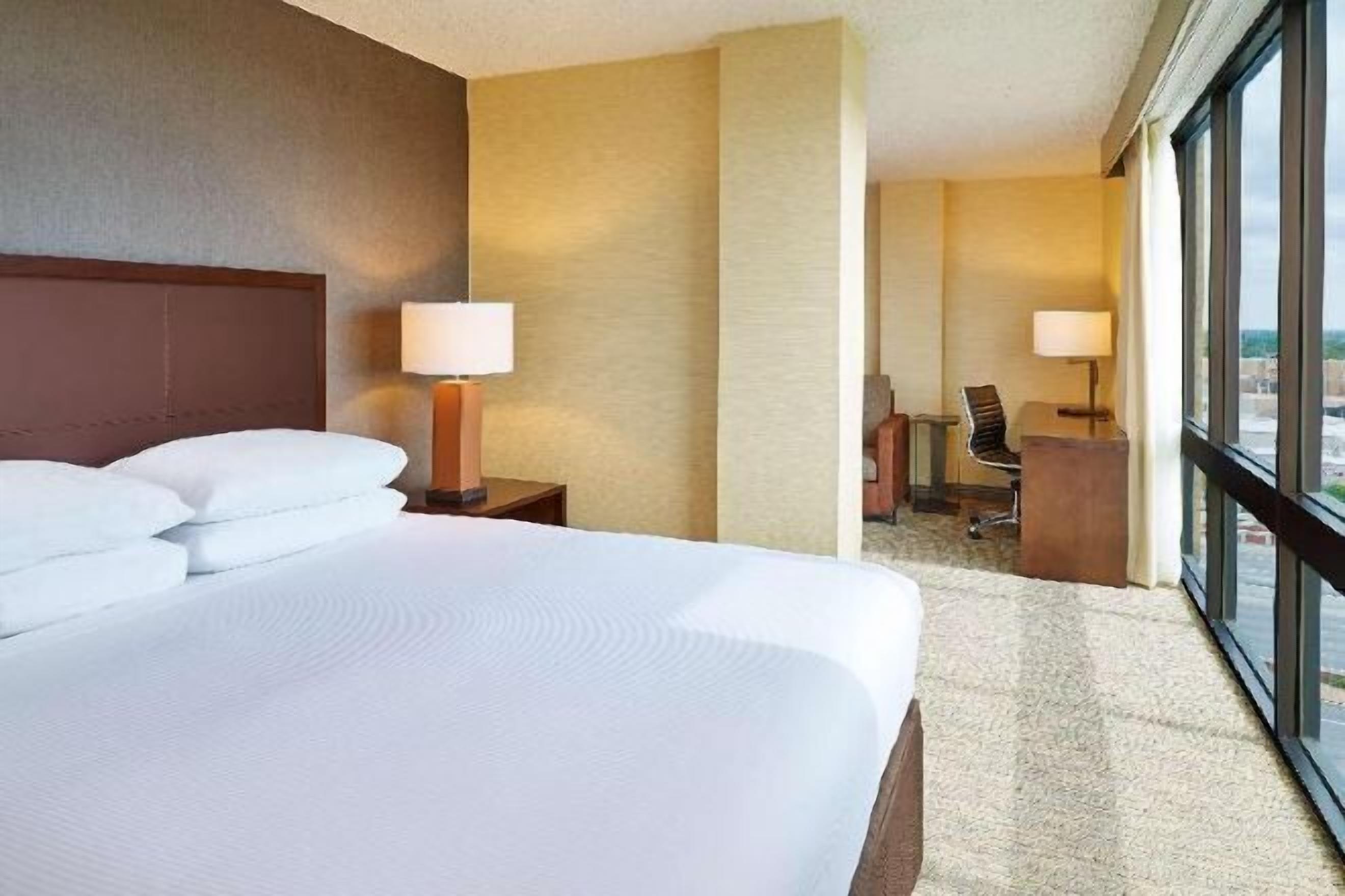 Senger med overmadrass, safe på rommet og skrivebord