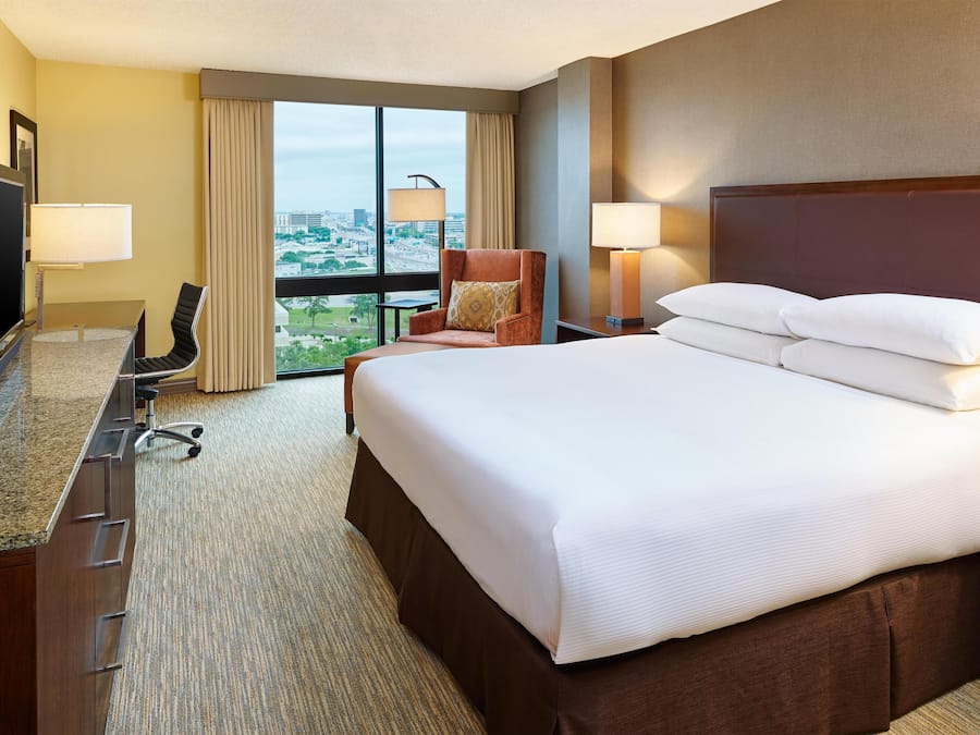 Senger med overmadrass, safe på rommet og skrivebord