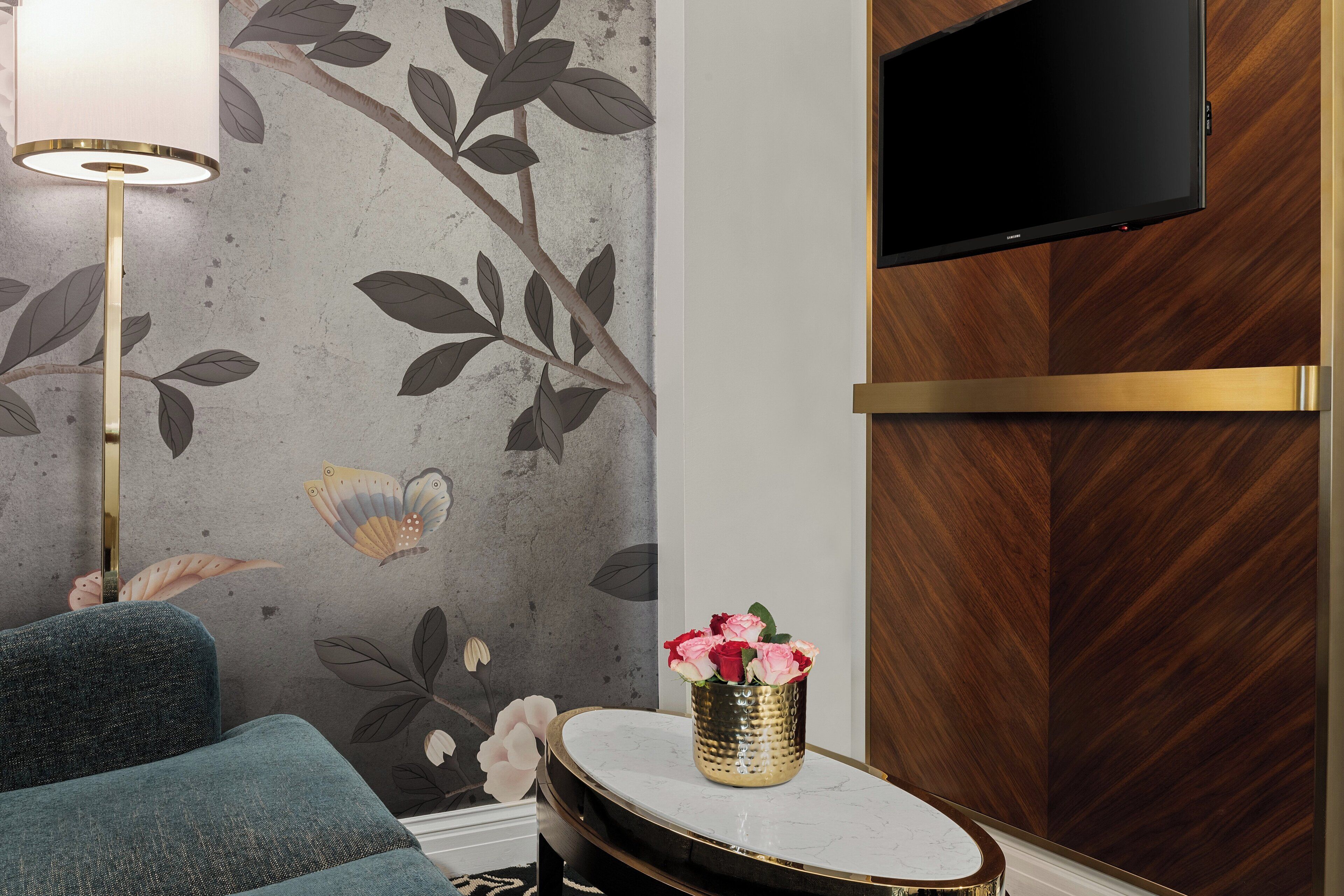 junior suite, 1 queen bed | hypo-allergenic bedding, pillow-top beds, blackout curtains, free wifi