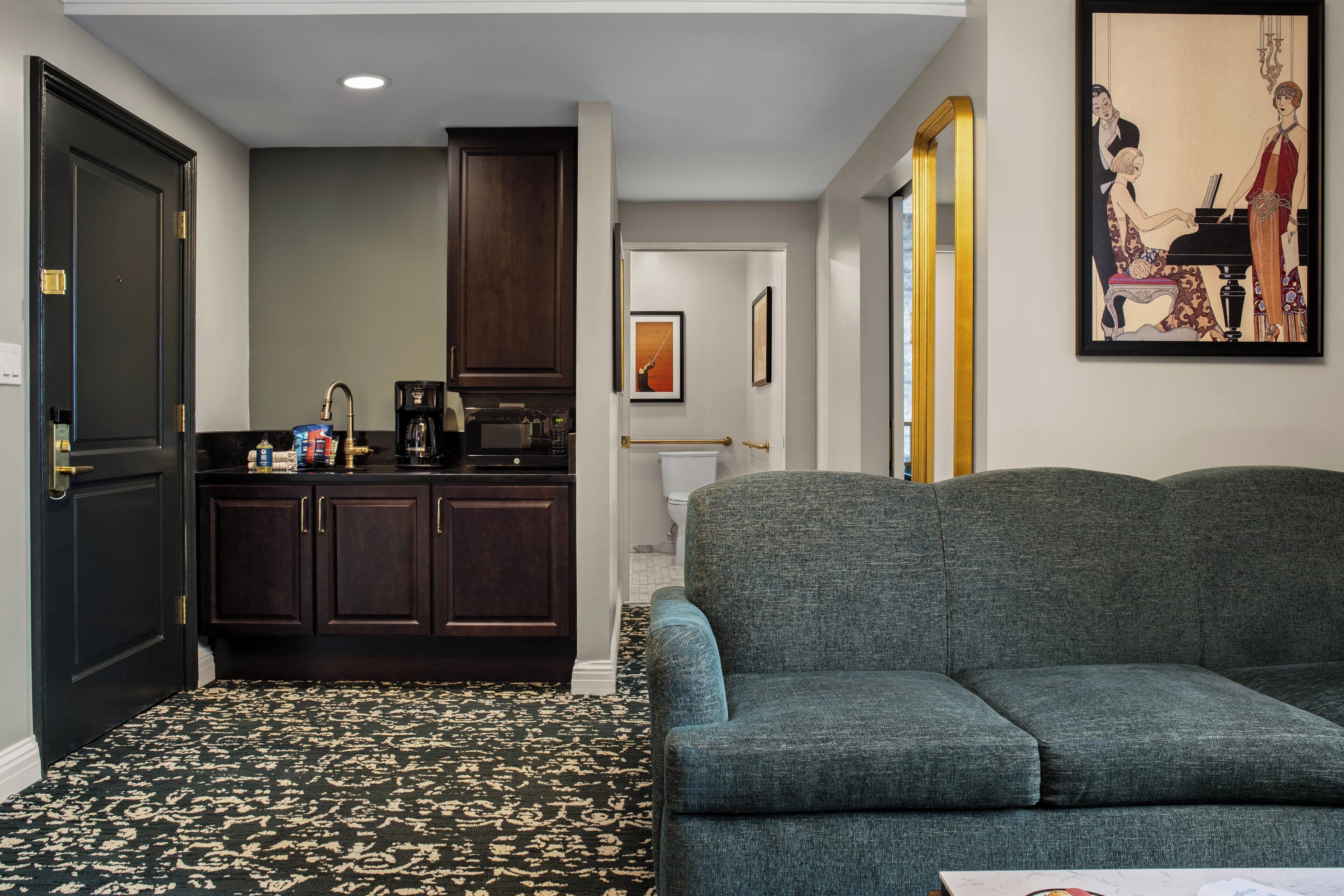 deluxe suite, 1 queen bed with sofa bed | living area