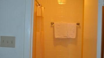 Kombinasi shower/bathtub dan pengering rambut