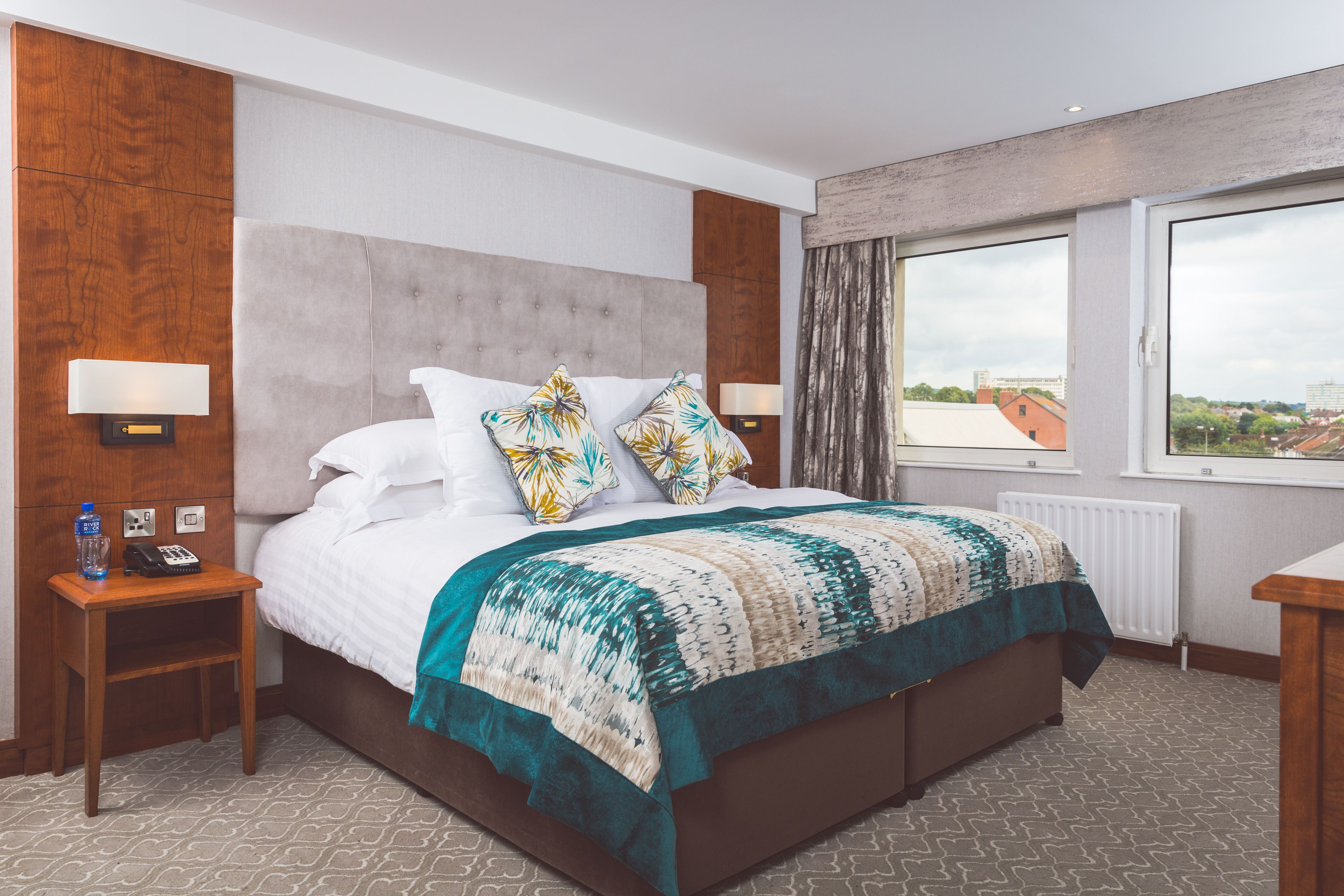 Suite junior | Caja de seguridad en la habitación y escritorio 