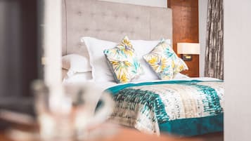 Junior Suite | In-room safe, desk, laptop workspace, blackout curtains