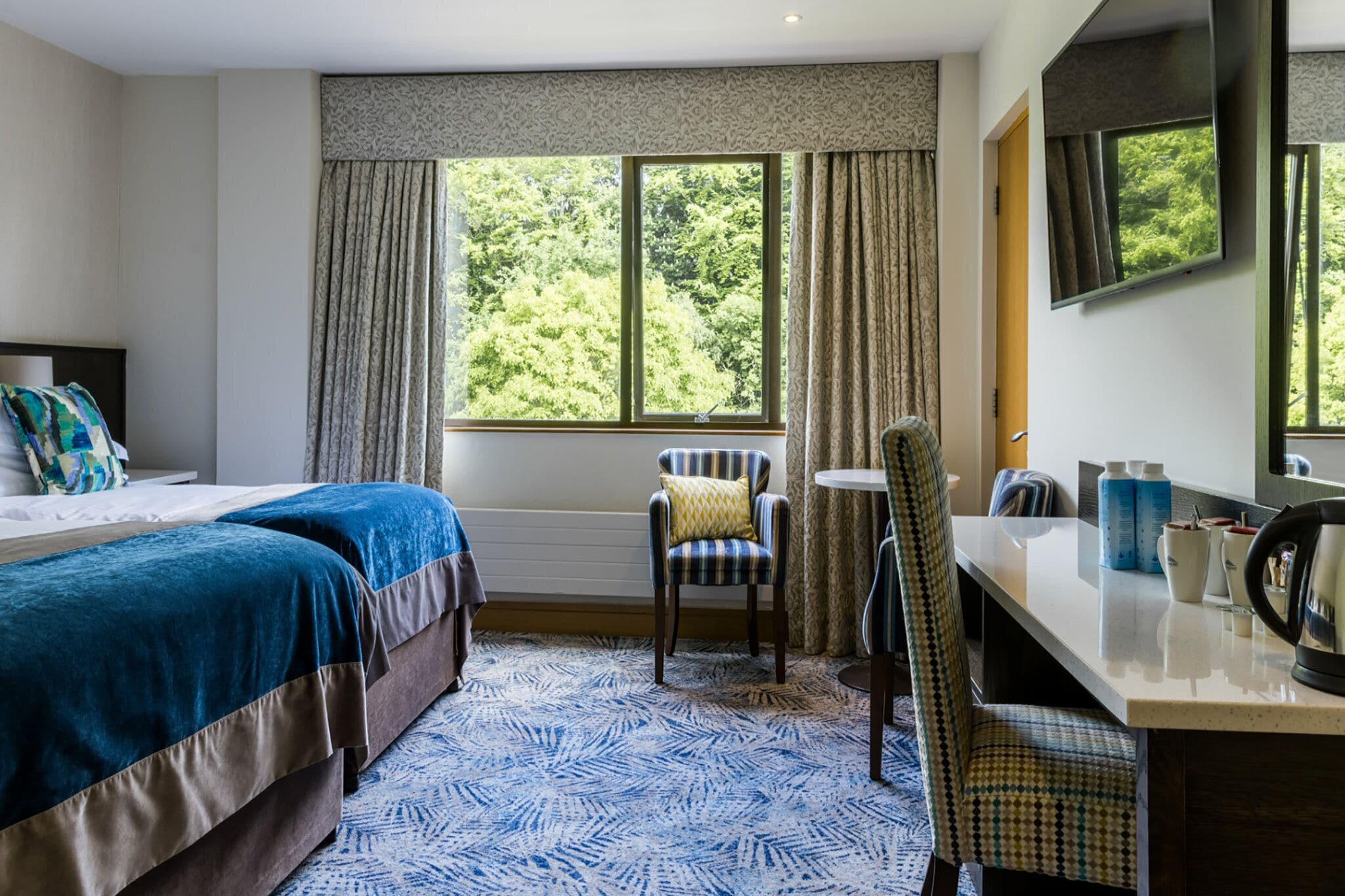 in-room safe, desk, laptop workspace, blackout curtains