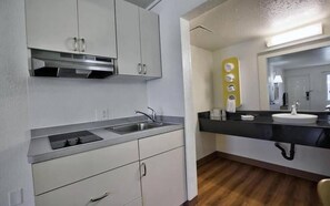 Private kitchenette - Studio 6 Tallahassee, FL – North Monroe (Tallahassee)