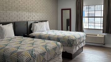 Een strijkplank/strijkijzer, gratis wifi, beddengoed, een wekker