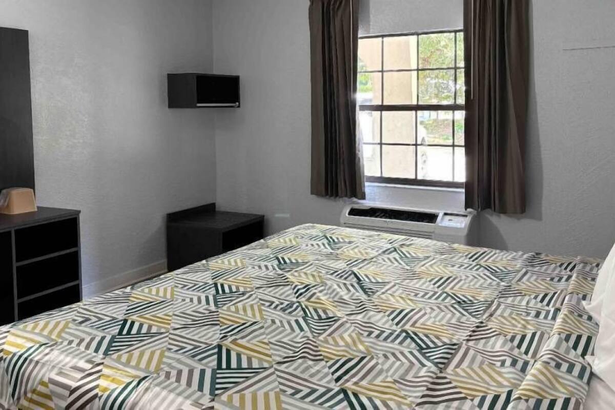 Iron/ironing board, free WiFi, bed sheets, alarm clocks