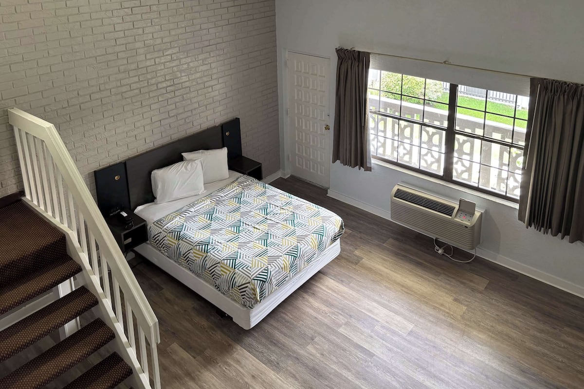 Iron/ironing board, free WiFi, bed sheets, alarm clocks