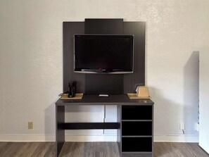 Tabla de planchar con plancha, wifi gratis, ropa de cama y despertador 