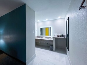 Bañera con ducha, secador de pelo, toallas, jabón