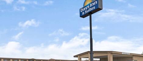 A Days Inn & Suites building with a clear sky.