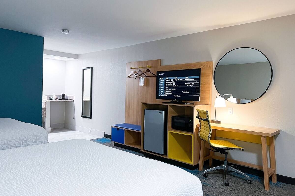 Pillowtop beds, minibar, desk, laptop workspace