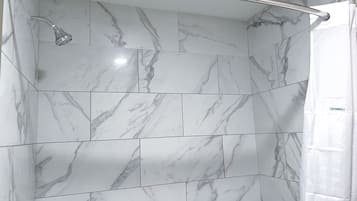 Ensemble douche/baignoire, sĂšche-cheveux, serviettes fournies, savon