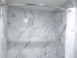 Bañera con ducha, secador de pelo, toallas, jabón