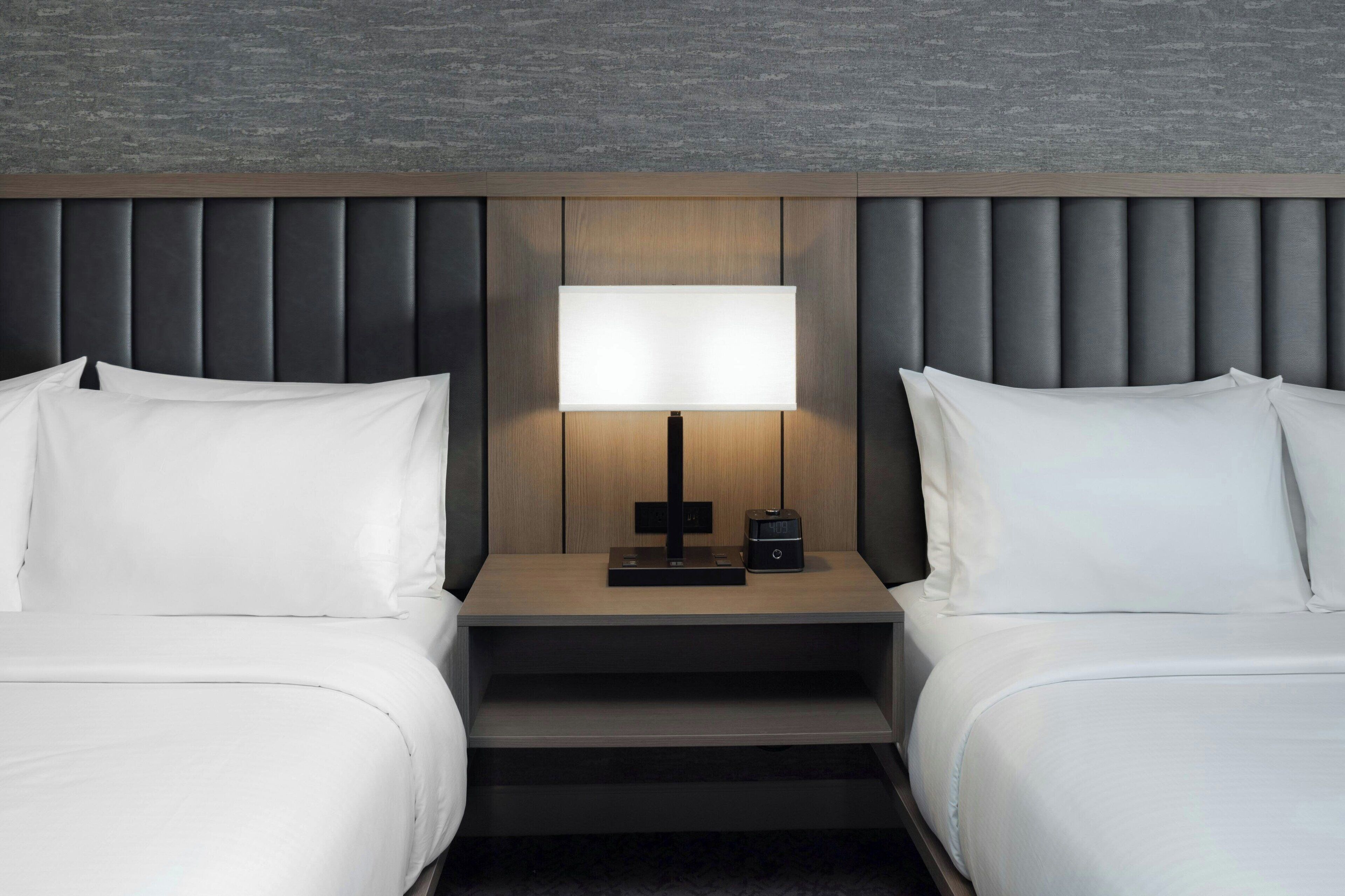 Kamar Tradisional, 2 Tempat Tidur Queen | Seprai premium, brankas, meja kerja, dan ruang kerja ramah laptop