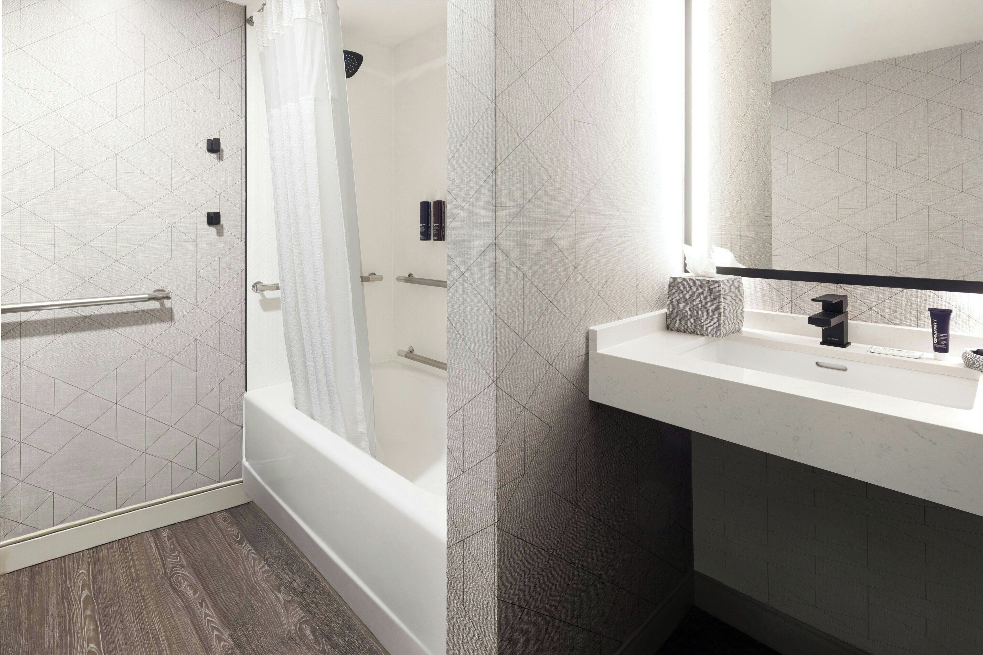 traditional room, 1 king bed with sofa bed | bathroom | combined shower/bathtub, free toiletries, hair dryer, towels