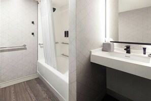 Ensemble baignoire-douche, articles de toilette (gratuits)