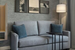 Seprai premium, brankas, meja kerja, dan ruang kerja ramah laptop