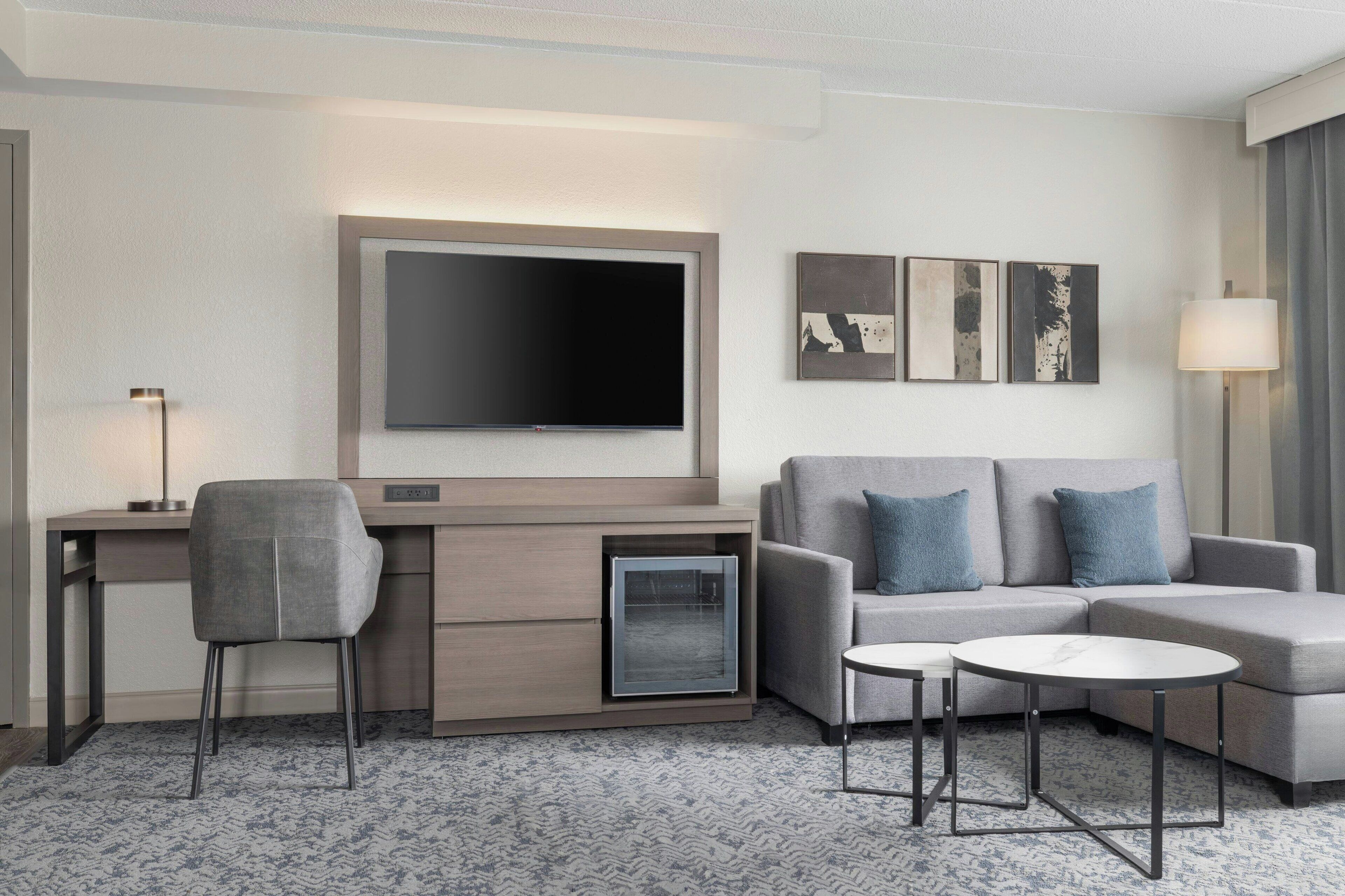 高級寝具、セーフティボックス (室内)、デスク、ノートパソコン用作業スペース